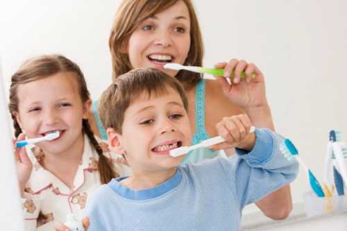Лечение и уход за зубами в подростковом возрасте: поддержка родителей
