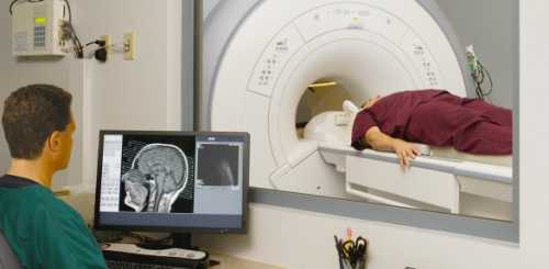 Делать МРТ при головных болях можно только по