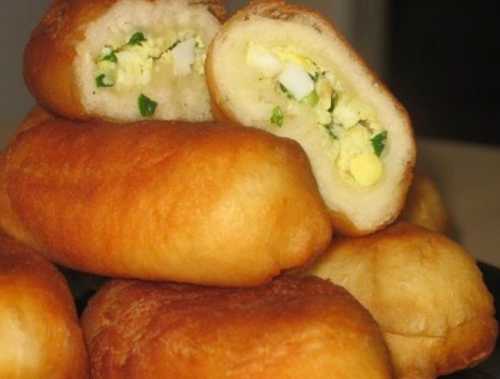Лук мелко нарубите, смешайте с яйцами и посолите по вкусу